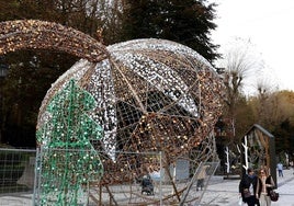 Montaje de las luces de Navidad en Oviedo el pasado 20 de noviembre.