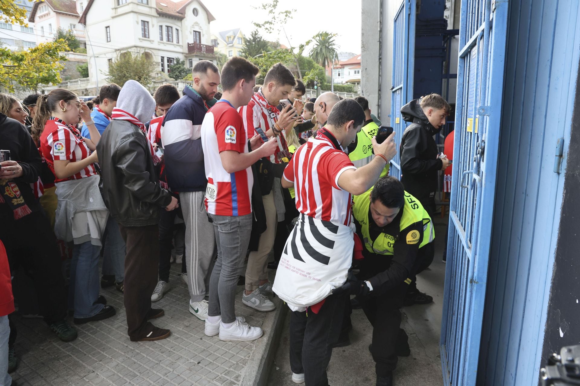 ¿Estuviste en Riazor animando al Sporting? ¡Búscate!