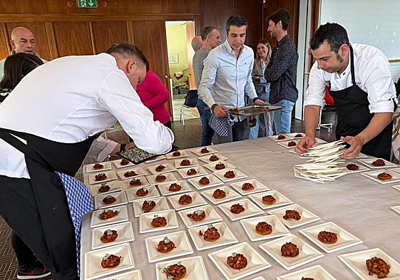 Personal de Ciudadela emplatando para dar de comer a 200 comensales en Suiza.