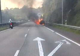 Arde un coche en la A-8, en Gijón, y provoca importantes retenciones