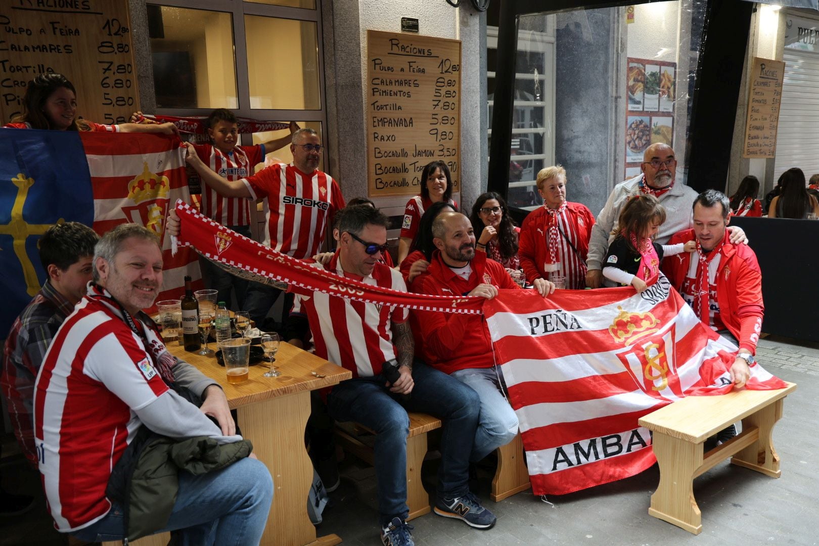 La &#039;Mareona&#039; pone el ambiente antes del Deportivo de La Coruña-Sporting de Gijón