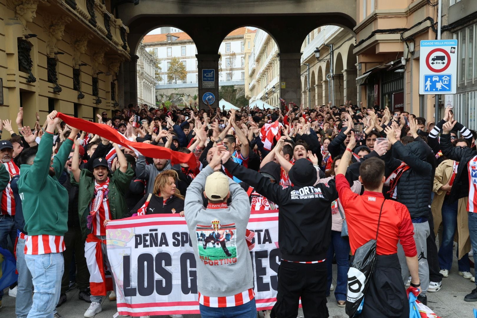 La &#039;Mareona&#039; pone el ambiente antes del Deportivo de La Coruña-Sporting de Gijón