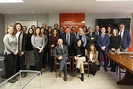 Parte del equipo de Llana Consultores en sus oficinas de Marqués de San Esteban. Sentados, Luis Molleda, cofundador y Pilar Martínez, CEO de la asesoría y consultoría.