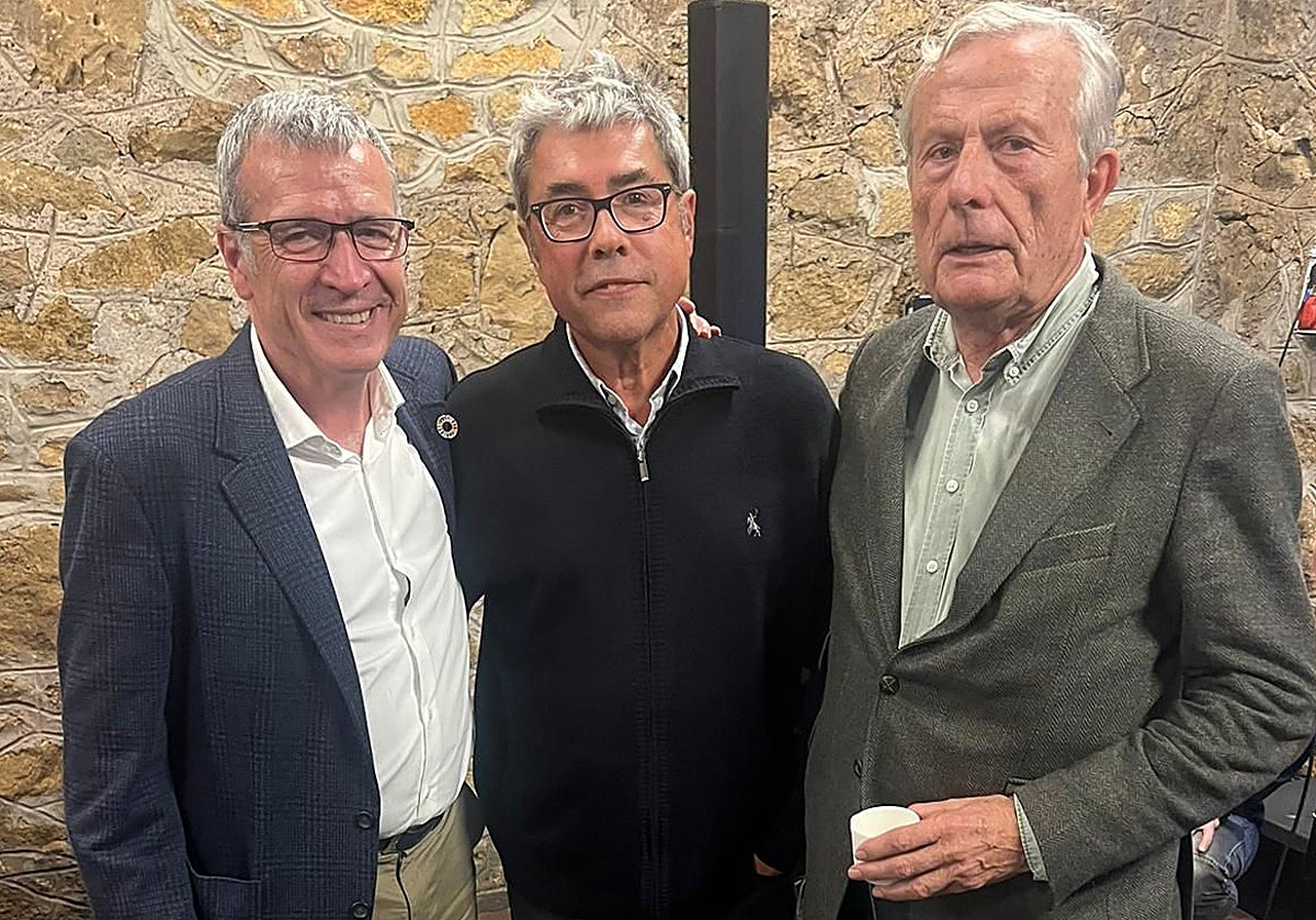 Jaime Izquierdo, durante su homenaje en el Llagar de Quelo, entre Paco Boya y Santiago Menéndez de Luarca.