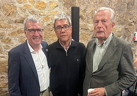 Jaime Izquierdo, durante su homenaje en el Llagar de Quelo, entre Paco Boya y Santiago Menéndez de Luarca.