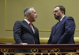 El ministro de Política Territorial, Ángel Víctor Torres, y el presidente del Principado, Adrián Barbón, en el Congreso de los Diputados.