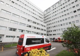 Una ambulancia llega al Hospital San Agustín de Avilés.