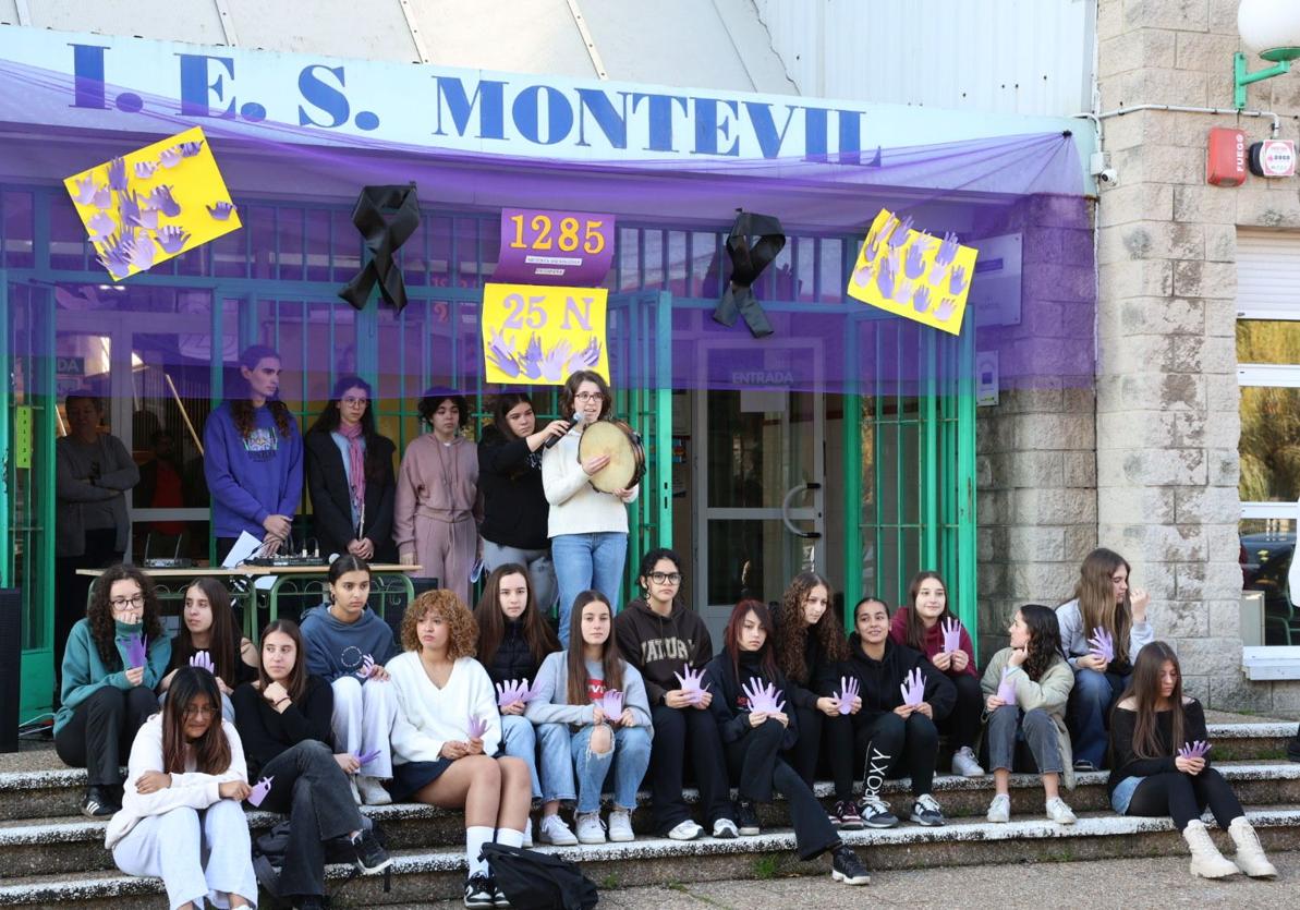 Alumnas del IES Montevil de Gijón se concentraron esta mañana por el 25N.