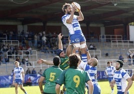 El Pasek Belenos de Avilés, en una touche con Aristemuño como protagonista en el partido de ayer.