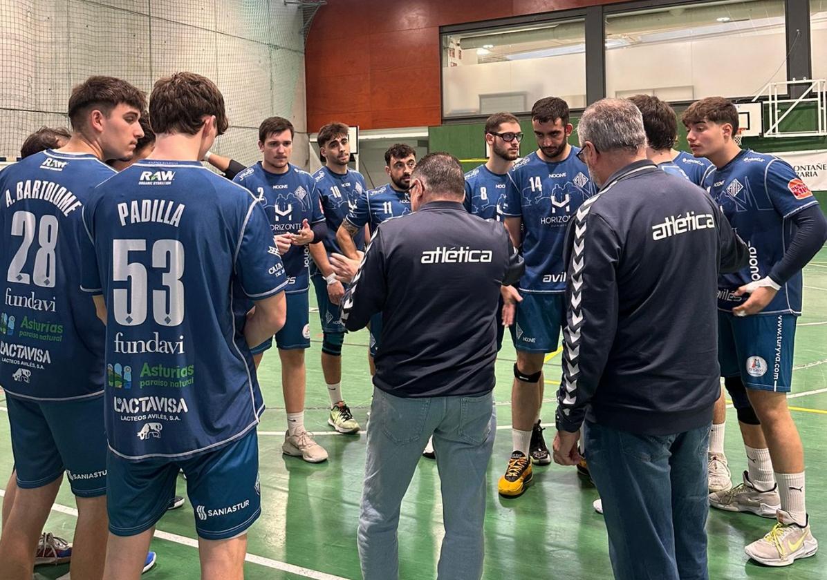 Juan Muñiz da instrucciones a sus jugadores durante el Pereda-Horizonte Atlética.