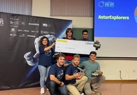 El equipo AsturExplorers tras recibir el premio de ganadores locales de Gijón