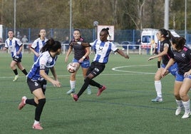 Lynda controla el balón en el partido Real Avilés-Zaragoza disputado en La Toba.