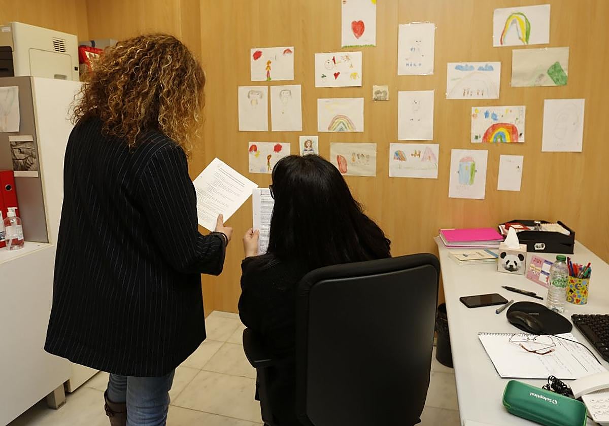 Psicóloga y trabajadora social de una Unidad de Valoración Forense Integral de Violencia de Género, María Rodríguez y Estela Lago, en los juzgados de Gijón.