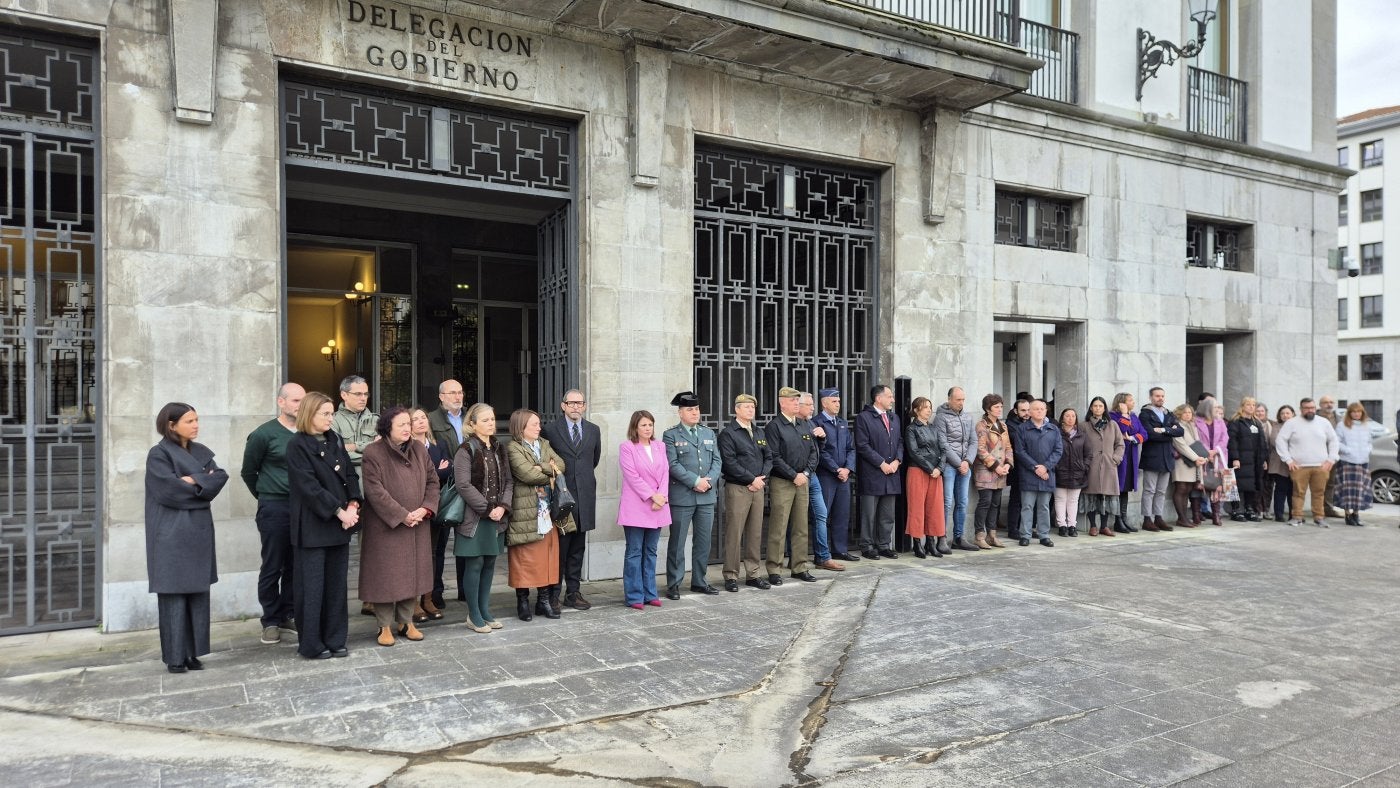 La delegada del Gobierno, Adriana Lastra, autoridades y trabajadores, durante el minuto de silencio.