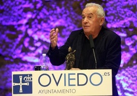 Víctor Manuel sostiene su Premio Internacional de Folklore Martínez Torner que recogió en Oviedo y recuerda sus inicios inspirado en Martínez Torner.