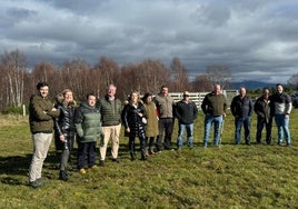 Antonio Romero, cuarto por la izquierda; Fernando Martínez, tercero; y Eva Pando, segunda; con otros directivos de Caja Rural de Asturias y varios ganaderos en Villares de Arriba.