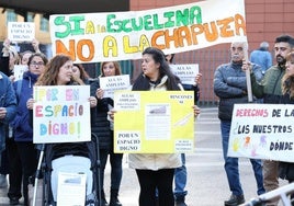 Decenas de familias se manifestaron ayer por la mañana en el colegio Palacio Valdés de Avilés con pancartas.