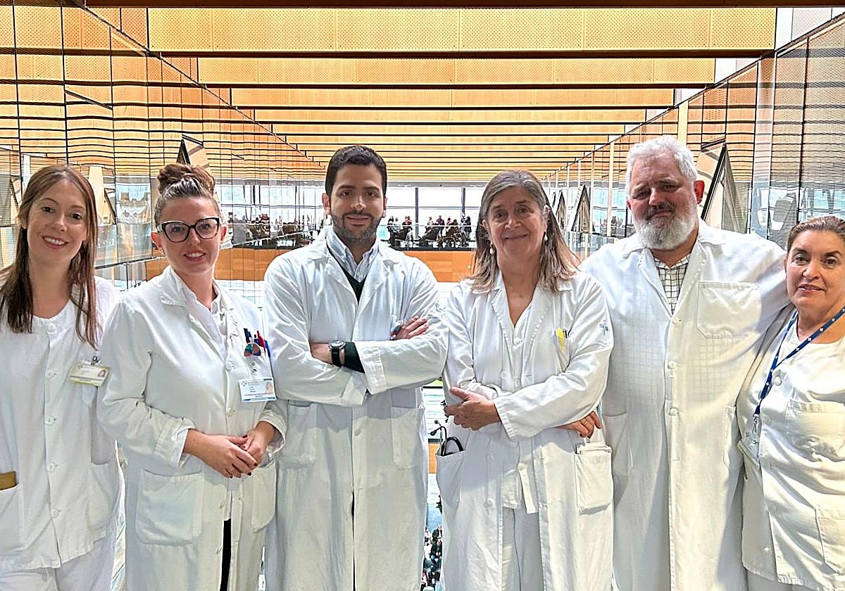 De izquierda a derecha, María Gil, enfermera; Lucía García Alfonso, neumóloga intervencionista; Miguel Ariza Prota, neumólogo intervencionista; Marta García Clemente, directora del área de Pulmón; Francisco López, jefe de la sección de Neumología Intervencionista; e Inmaculada Sánchez del Servicio de Neumología del Hospital Universitario Central de Asturias.