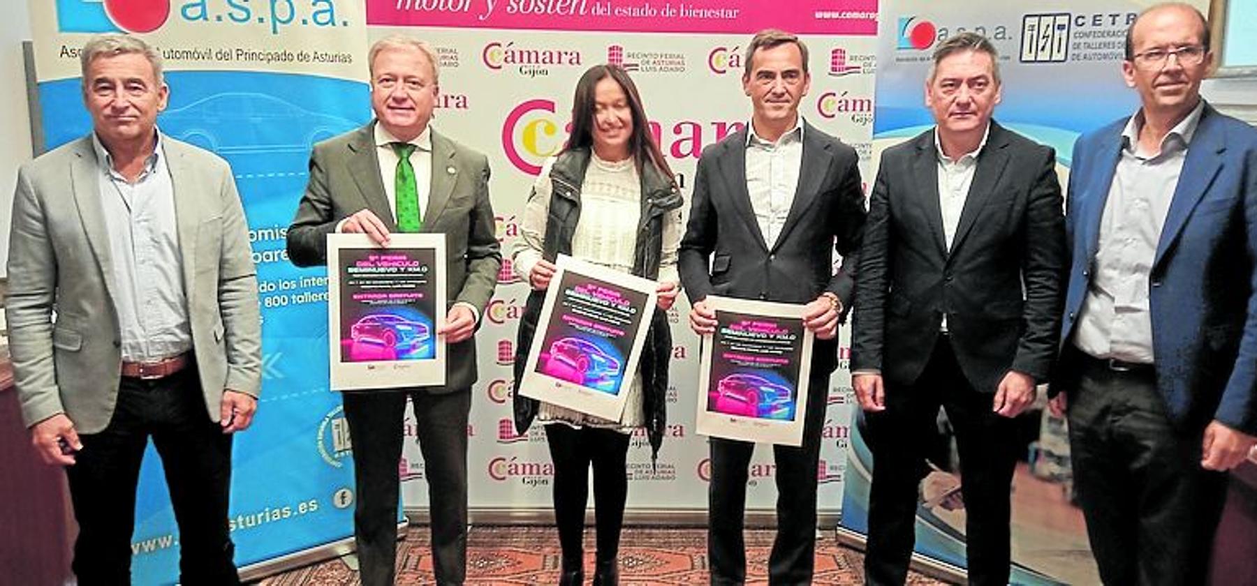 Mario Cueto y Álvaro Alonso, de la Cámara de Comercio; Isabel Barja, secretaria general de Aspa, y Miguel Pérez Carballo, presidente; Luis Ardit, del grupo Resnova, y Adolfo Valle, del grupo Valgisa, durante la presentación de la V Feria del Vehículo Seminuevo de Gijón.