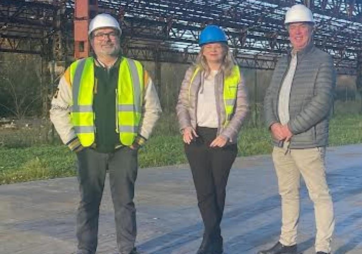 Roberto Marcos, Patricia Zapico, y José Antonio Cases, en las obras de Talleres del Conde, en Langreo.