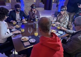 Los hosteleros participantes, con un antifaz, durante el desayuno a ciegas organizado por ONCE en Oviedo.