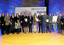 El alcalde de Oviedo y los homenajeados de la Policía Nacional, la Guardia Civil y la Policía Local de Oviedo.