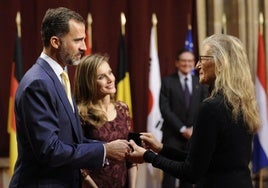 Don Felipe y doña Letizia, con la fotógrafa Annie Leibovitz, en los Premios Príncipe de Asturias.