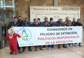 Los representantes de Unión Rural Asturiana (URA), a la entrada del edificio del Registro General del Principado de Asturias.