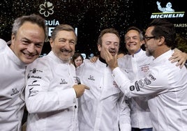 Nacho Manzano, de Casa Marcial, junto a los chef tres estrellas Michelín Joan Roca (2i), Quique Dacosta (d) y los hermanos Torres.