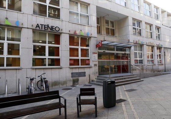 Exterior del edificio del Ateneo de La Calzada, en Gijón.