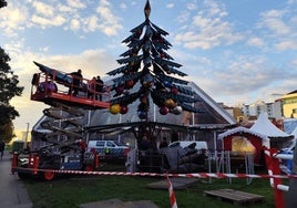 Atracción 'Árbol mágico', una de las atracciones principales de la Navidad en Gijón, instalado en el 'solarón'.