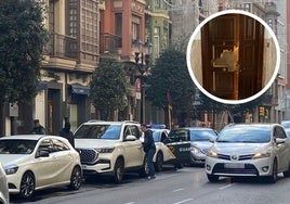 La Guardia Civil en la calle de Marqués de San Esteban tras la inspección del piso.