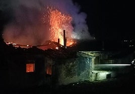 Incendio en Langreo: el fuego calcina el tejado de una casa y afecta a otras dos