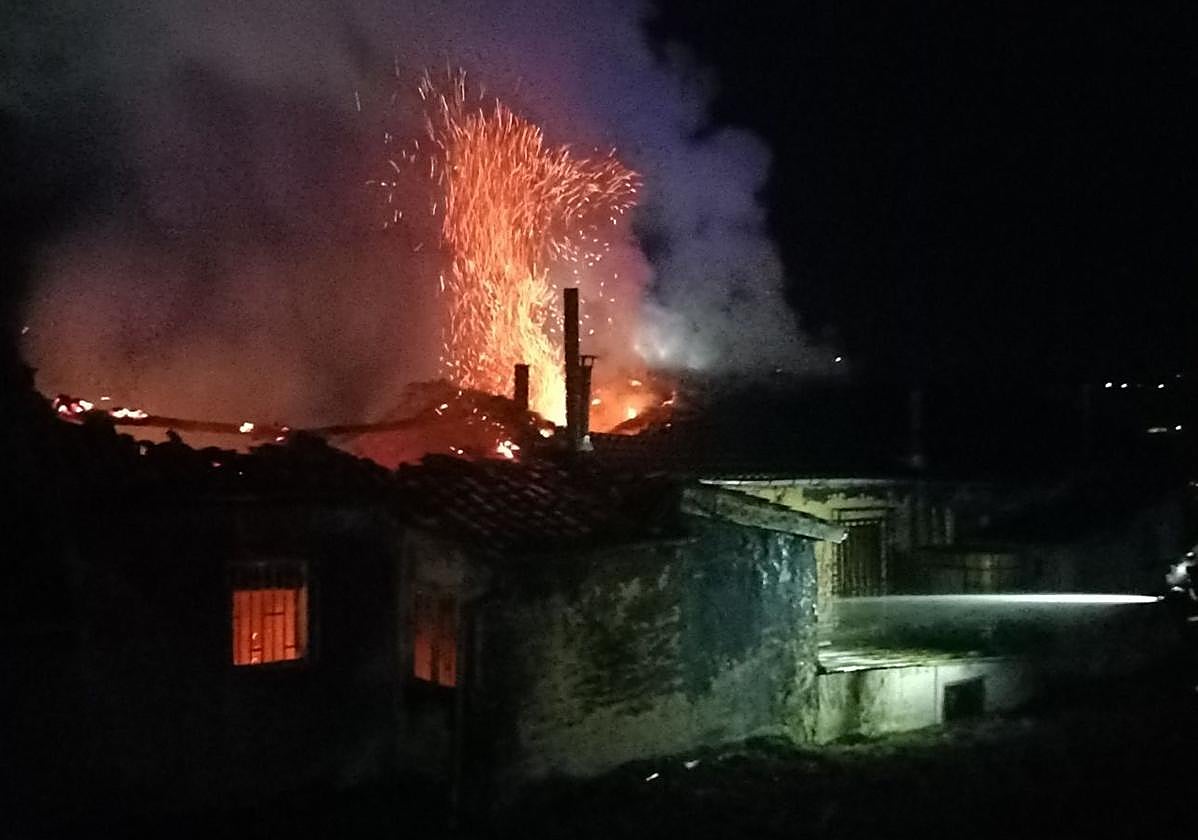 Incendio en Langreo: el fuego calcina el tejado de una casa y afecta a otras dos