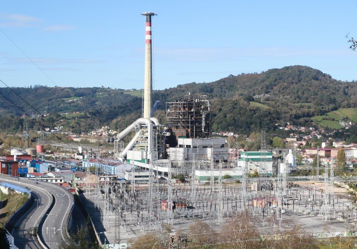 El desmontaje de la chimenea de la térmica comienza a cambiar el paisaje langreano