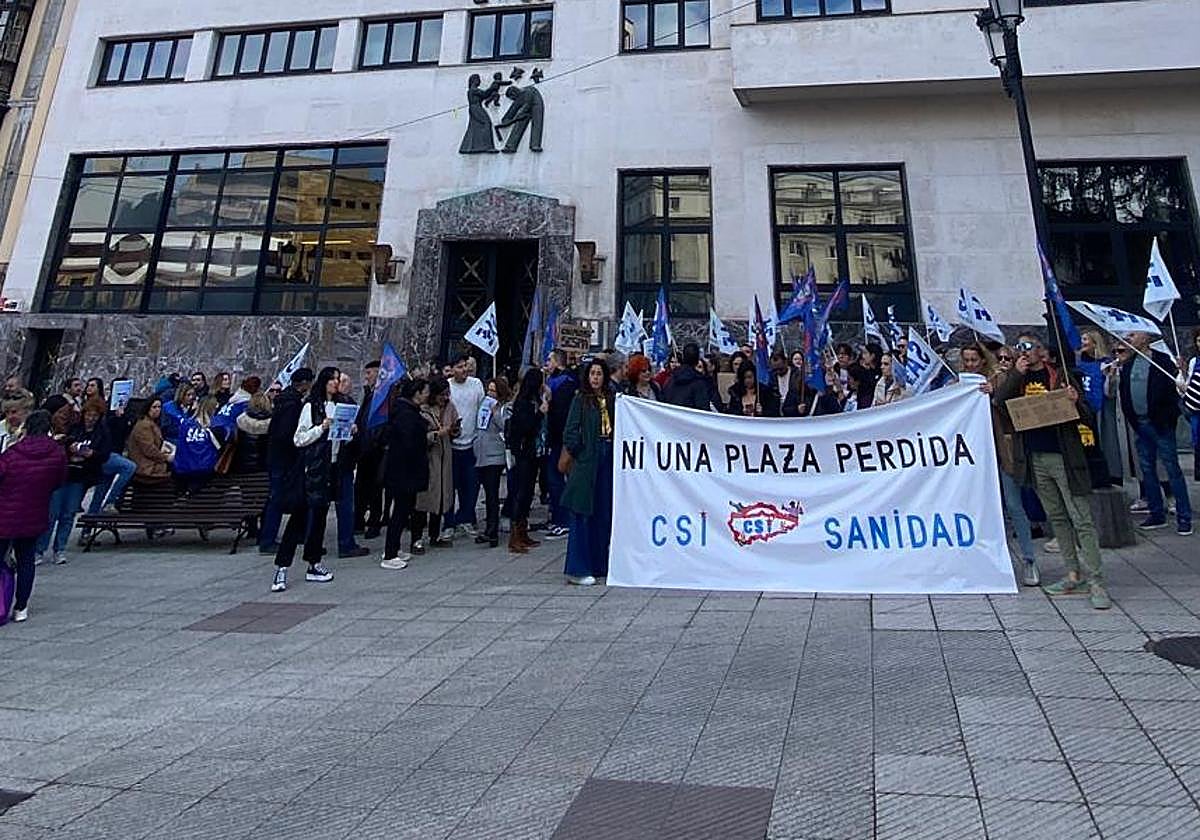 Concentración ante el Servicio de Salud.