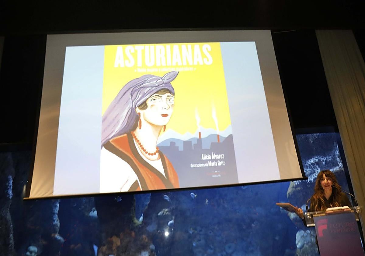 La periodista, cantante y autora del libro 'Asturianas', Alicia Álvarez, durante su intervención.