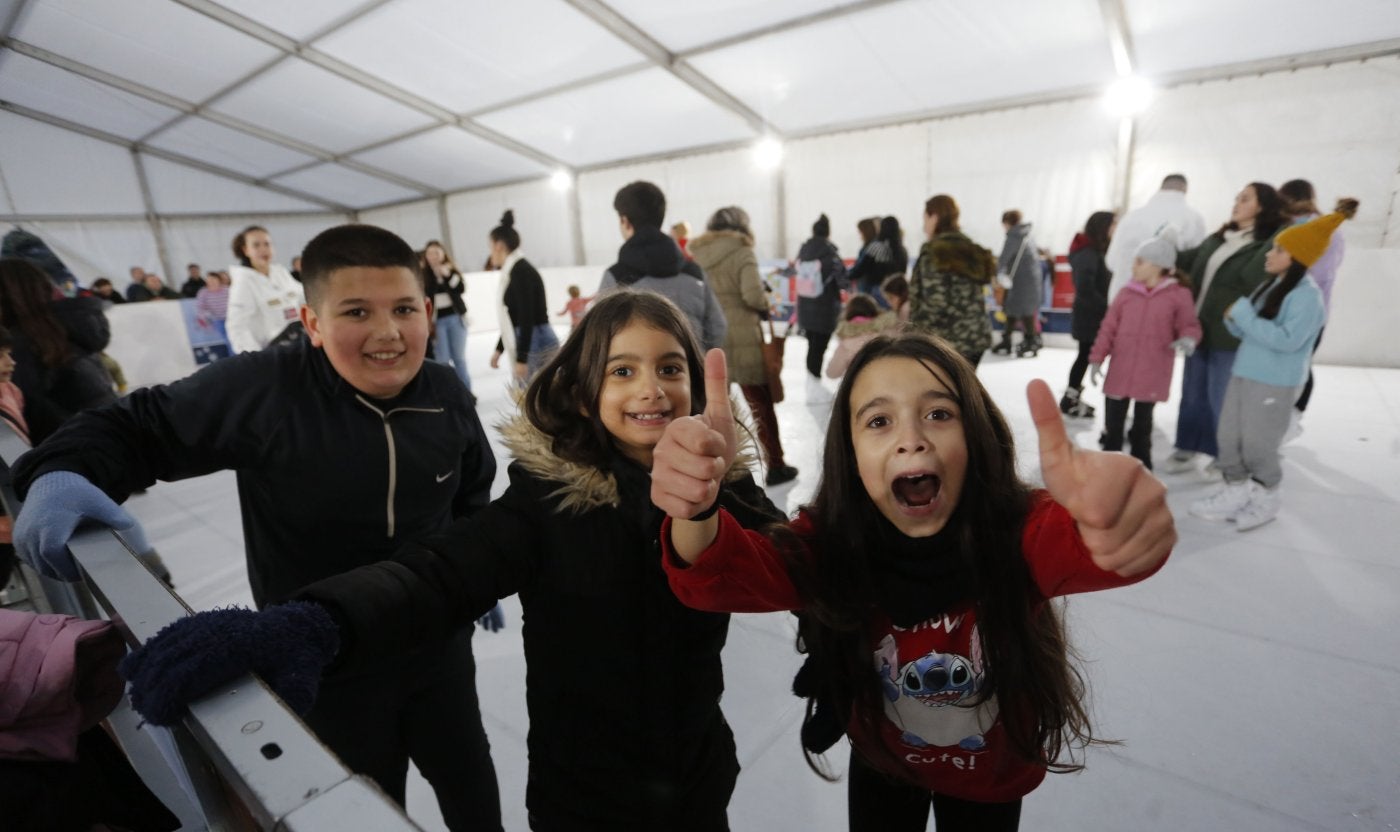 Menores disfrutando de la pista ecológica de hielo de Avilés las navidades pasadas.