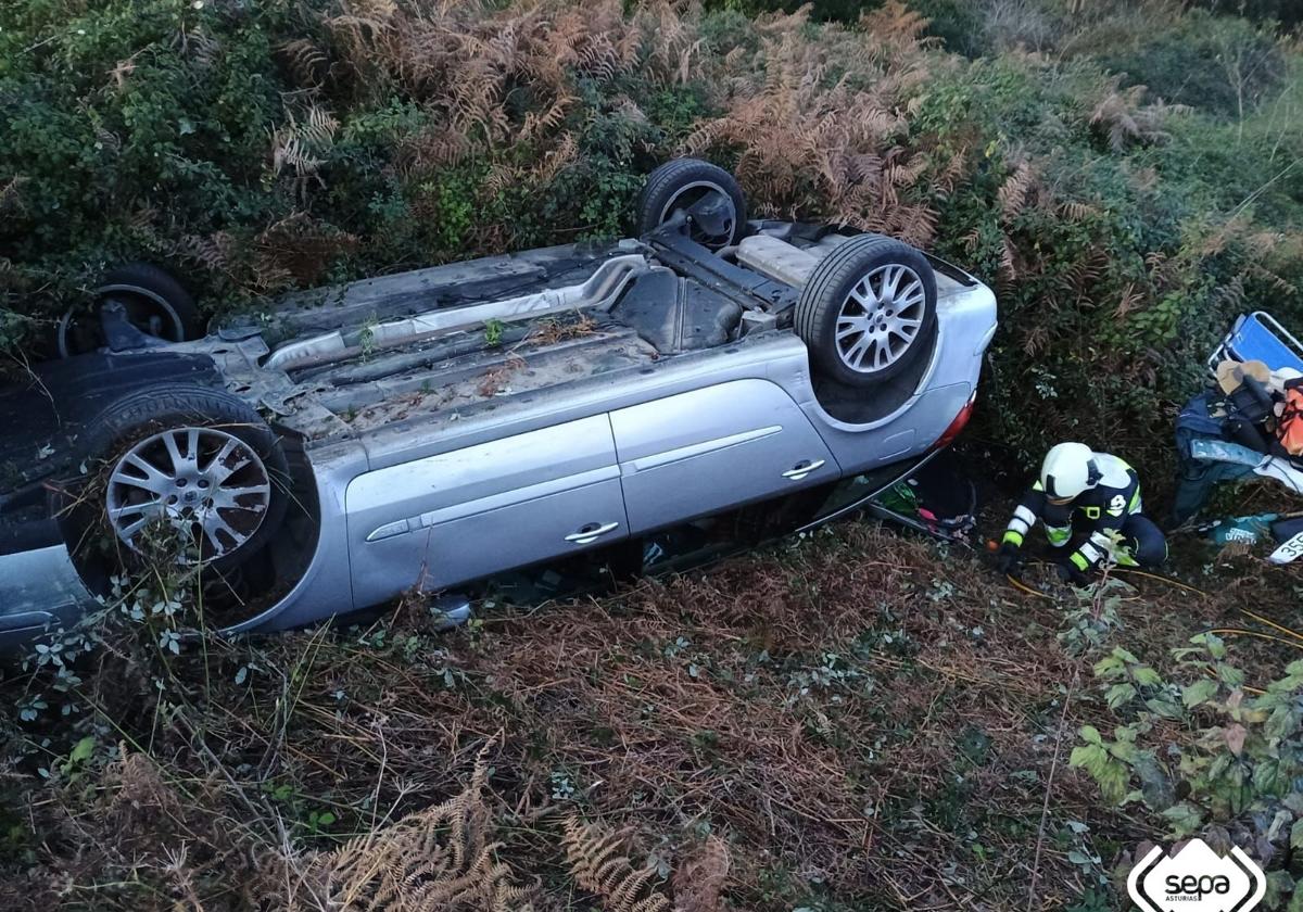 El coche quedó volcado fuera de la carretera.