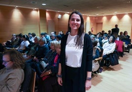 La charla de la médica de familia Eva González en el Aula de Cultura de LA VOZ DE AVILÉS llenó el salón de actos del centro universitario.