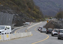 Vehículos circulando en la zona del 'bypass' provisional que ha permitido reabrir ayer la autopista del Huerna.