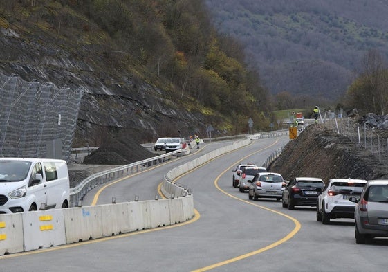 Vehículos circulando en la zona del 'bypass' provisional que ha permitido reabrir ayer la autopista del Huerna.