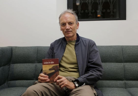 José Manuel Álvarez Mayo junto a su libro 'Cuentos de Salitre'.