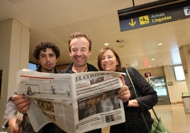 Chus Sánchez y Nacho y Esther Manzano atienden a EL COMERCIO a su llegada al Aeropuerto de Asturias tras la gala de la Guía Michelin en la que lograron la tercera estrella.