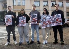 Representantes del alumnado anunciaron frente al instituto Doctor Fleming de Oviedo la concentración del día 29 de noviembre ante la Consejería de Educación.