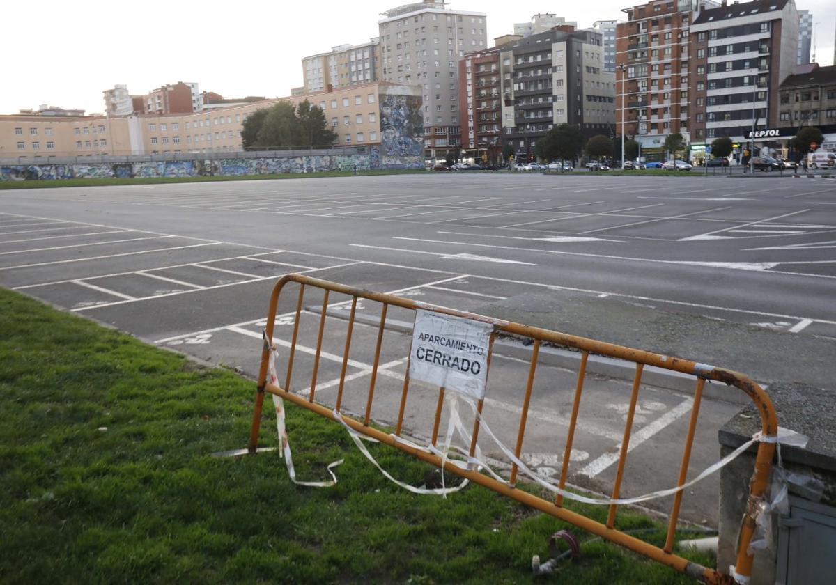 El aparcamiento de Peritos de Gijón está cerrado desde el mes de septiembre para la construcción de vivienda.