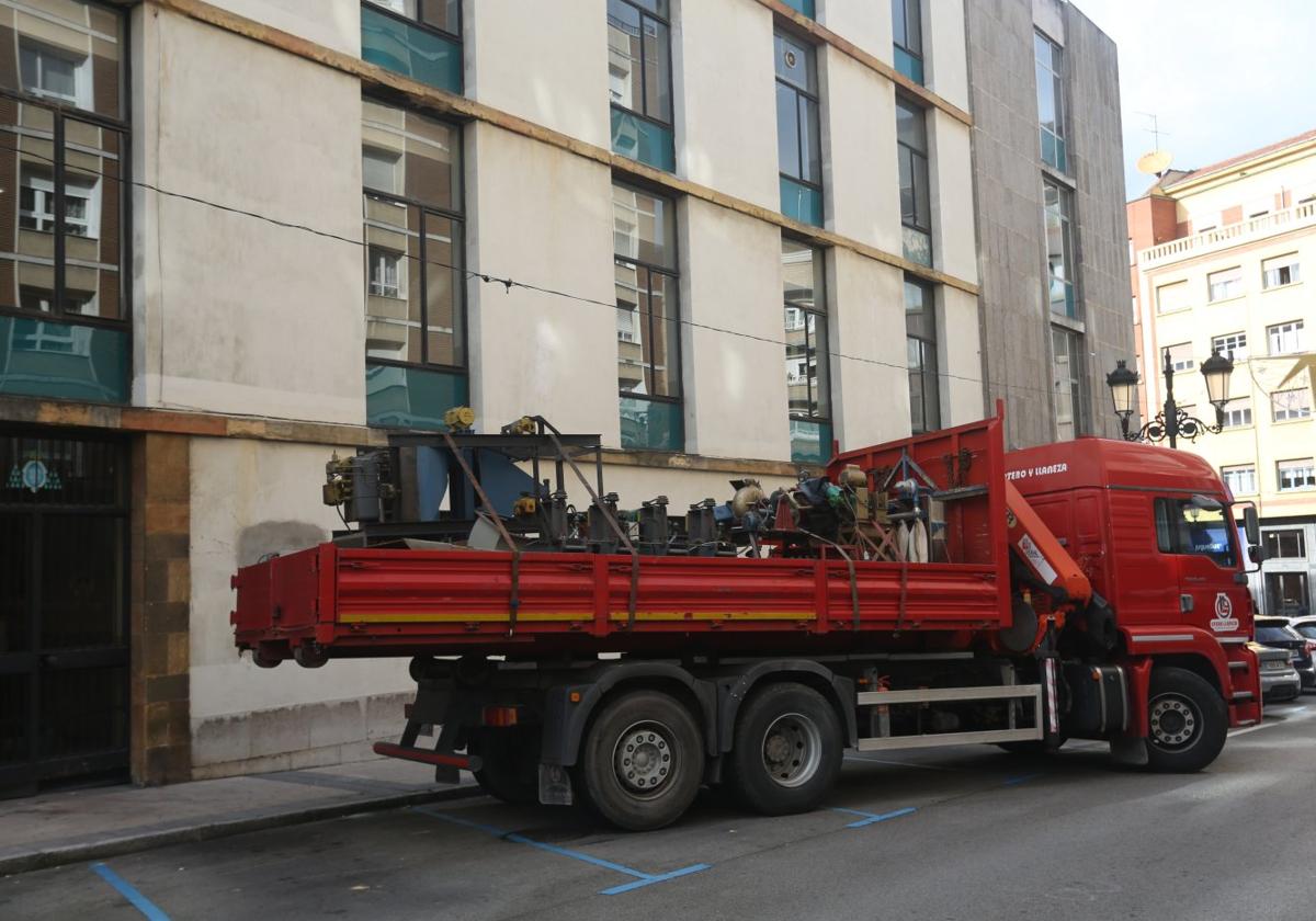 Un camión, con material de laboratorio de la antigua Escuela de Minas de Oviedo, dispuesto a salir hacia Mieres.