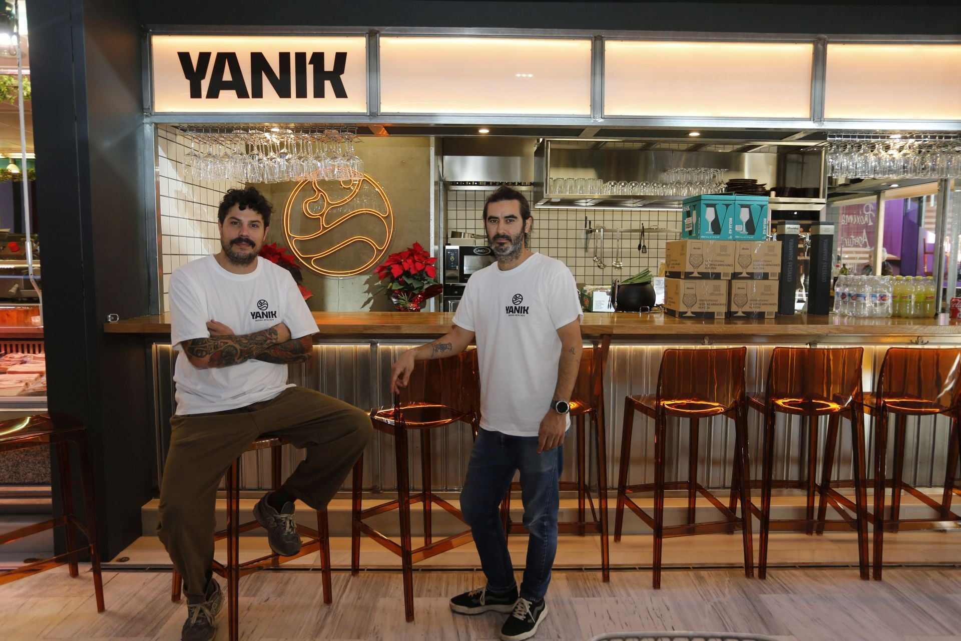 Los hermanos Héctor y Pablo Martínez inauguran el restaurante Yanik en la Plaza.