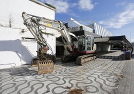 Maquinaria pesada en el Tostadero Playa, en Gijón, para iniciar los derribos de la edificación de los años 60.