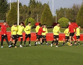 Nacho Méndez agarra a Éric Curbelo durante el entrenamiento de ayer en Mareo.